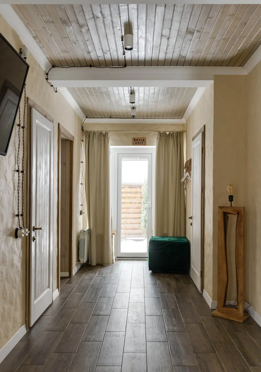 Pasillo de vivienda reformada con suelo cerámico imitación madera