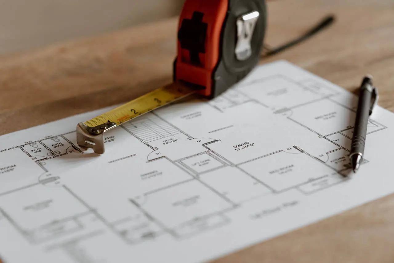 Plano de vivienda con flexómetro