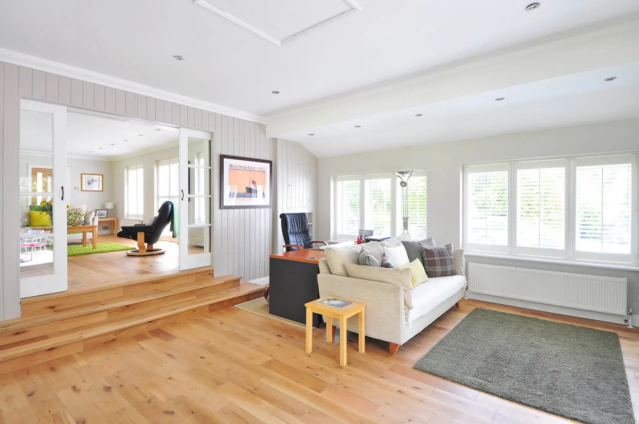 Salón de vivienda reformada con suelo de madera